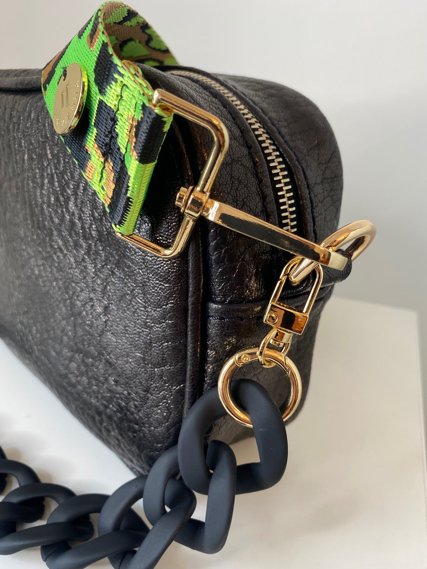 F-BAG Medium Black shiny buffalo